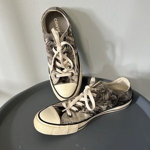 Women’s Chuck Taylor Low Satin Floral size 9